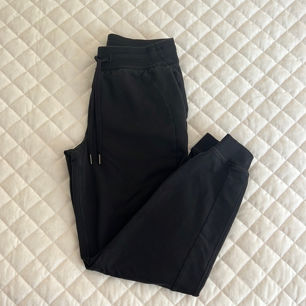LULULEMON BLACK JOGGER SWEATS